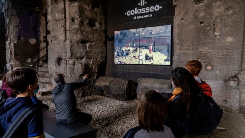 Besucher im Kolosseum in Rom (Bild: APA/AP Photo/Domenico Stinellis)