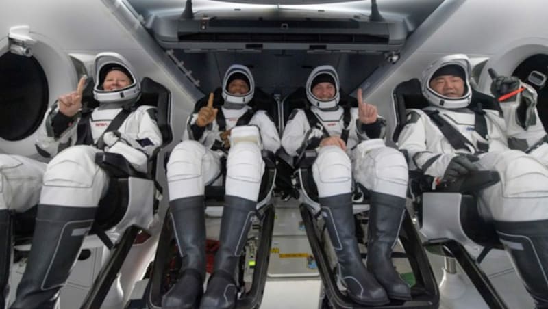 Die drei US-Astronauten Shannon Walker, Victor Glover, Mike Hopkins und der japanische Raumfahrer Soichi Noguchi (v.l.n.r.) (Bild: APA/AFP/(NASA/Bill Ingalls)/Bill INGALLS)