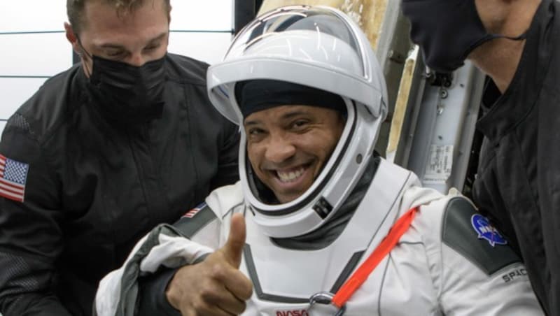 Nach einem halben Jahr im Weltall gut gelaunt wieder auf der Erde: NASA-Astronaut Victor Glover (Bild: APA/AFP/(NASA/Bill Ingalls)/Bill INGALLS)