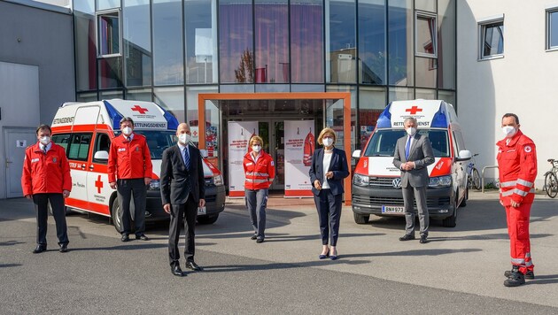 Politiker zu Besuch in der Rotkreuz-Bezirksstelle in Baden. (Bild: NLK Burchhart)