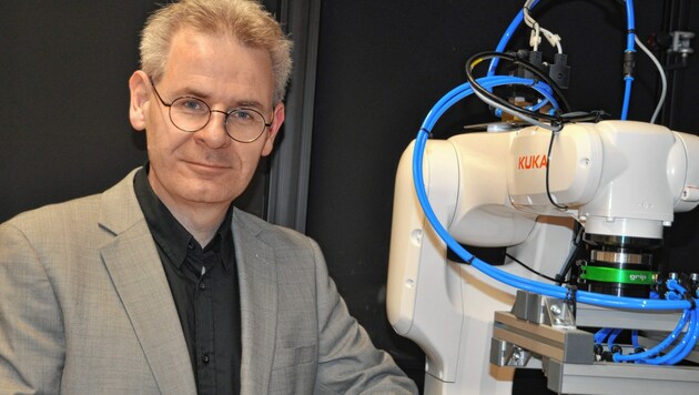 Stolz präsentiert Forschungsleiter Dieter Gruber das am PCCL in Leoben entwickelte „sehende“ Robot-System. (Bild: PCCL)