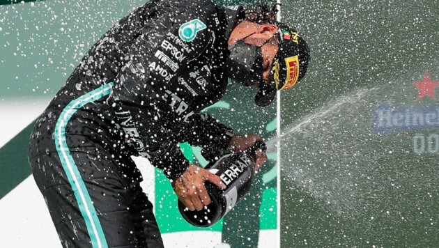 Lewis Hamilton jubelt üer seinen 97. Grand-Prix-Sieg. (Bild: AP)