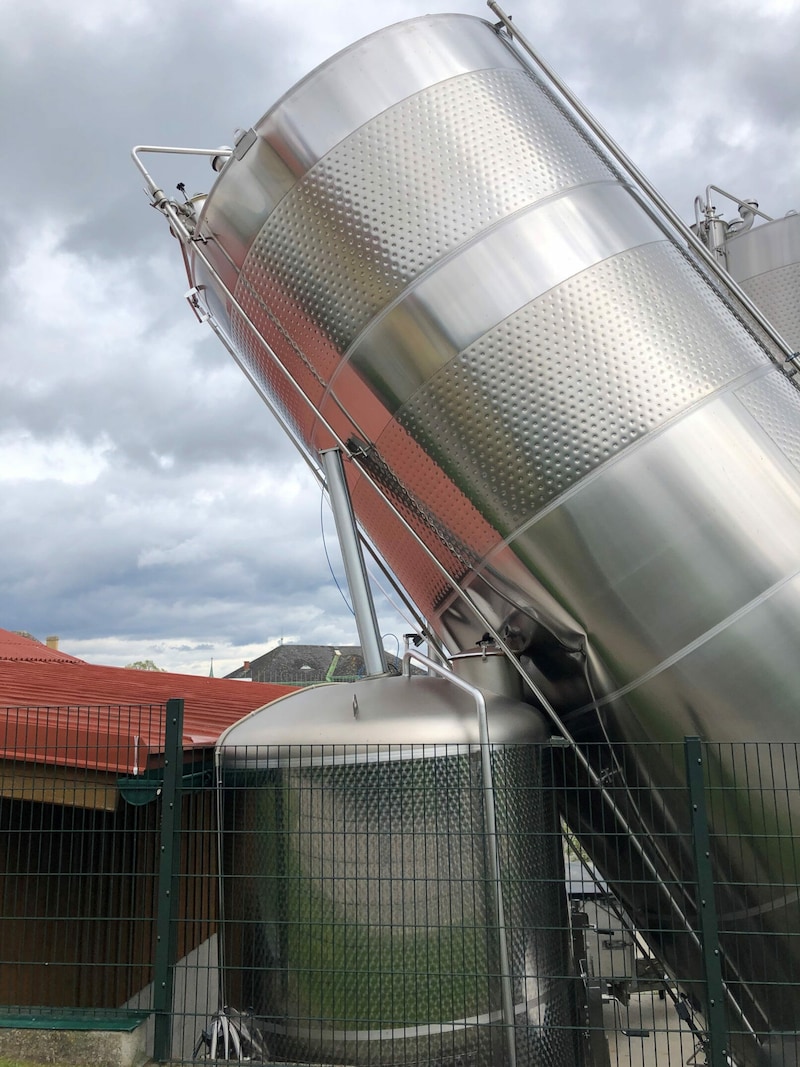 Ein Silo am Weingut Cobenzl, der wohl vom Sturm umgekippt wurde (Bild: krone.at-Leserreporterin Tamara H.)