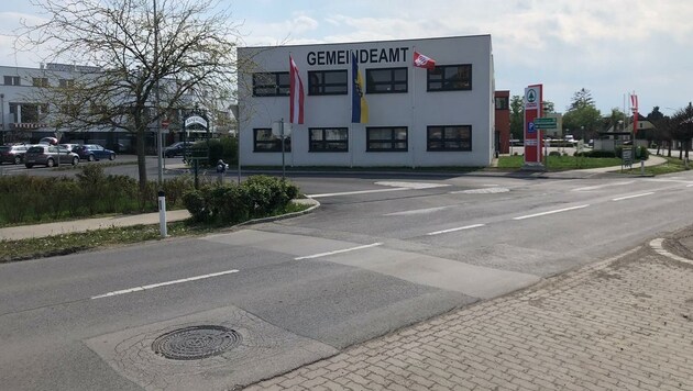 Die sozialistische Fahne wurde vor dem Gemeindeamt in Münchendorf gehisst. (Bild: zVg)