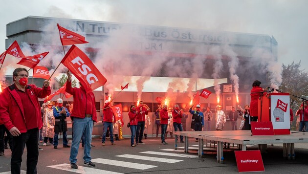 Die SPÖ "entflammt" das Areal vor dem MAN-Werk in Steyr (Bild: Kerschbaummayr Werner)