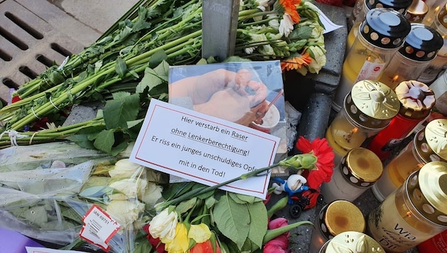 Raser-Warnung inmitten des Blumen- und Kerzenmeers an der Unfallstelle (Bild: ZVG)