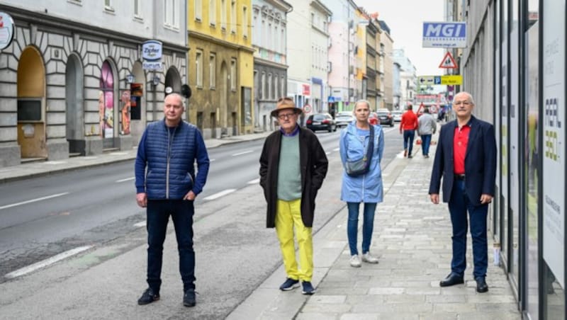 Anrainer-Initiative: Heinz Tremetsberger, Heli Schreder und das Ehepaar Daniele und Friedrich Leblhuber (Bild: Alexander Schwarzl)