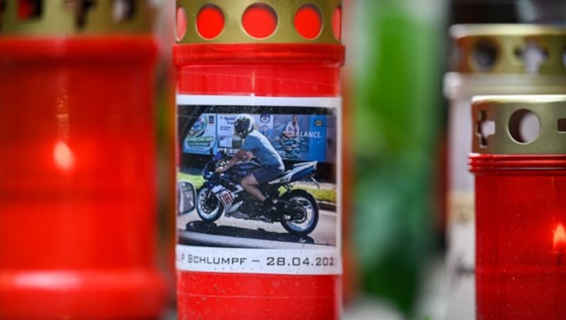 Biker-Freunde stellten an der Unfallstelle auch für den toten Motorrad-Rowdy Pascal F. (Spitzname Schlumpf) Trauerkerzen auf (Bild: Alexander Schwarzl)