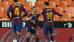 Messi und Griezmann jubeln über Barcas 3:2-Sieg bei Valencia. (Bild: AP)