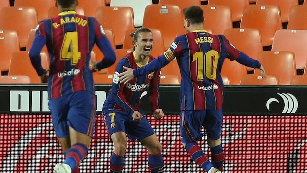 Messi und Griezmann jubeln über Barcas 3:2-Sieg bei Valencia. (Bild: AP)