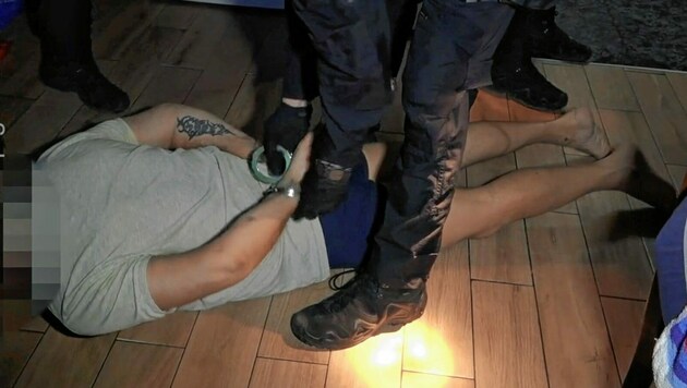 Nächtlicher „Besuch“: Der serbische Schlepperboss in Handschellen. (Bild: Polizei)