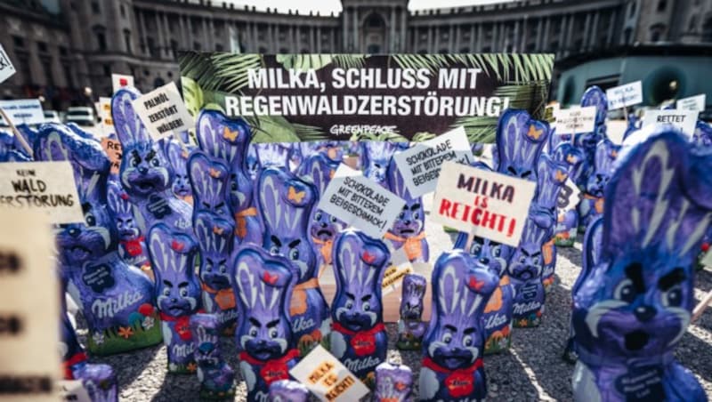 Nach dem Greenpeace-Report „Süße Versprechen, bittere Realität“, in dem die Umweltorganisation Milka-Mutter Mondelez an den Pranger gestellt hatte, folgte im März eine Protestaktion am Wiener Heldenplatz. (Bild: Mitja Kobal/Greenpeace)