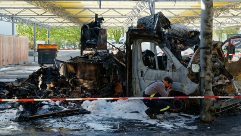 Der Foodtruck von Willi Herren ist vollständig abgebrannt. (Bild: APA/dpa/Henning Kaiser)