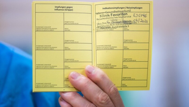 Der gelbe Impfpass kann weiterhin als Impfnachweis vorgezeigt werden. Wer ins Ausland fährt, sollte sich sicherheitshalber aber auch den "Grünen Pass" mit QR-Code besorgen. (Bild: APA/GEORG HOCHMUTH)