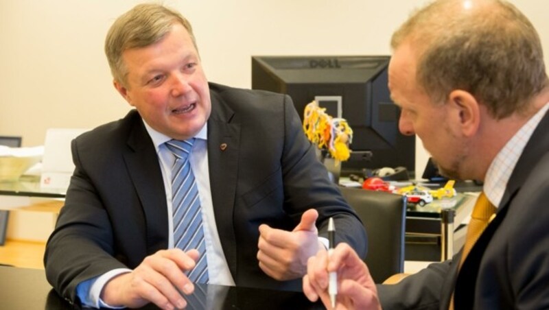 LR Bernhard Tilg (li.) im Gespräch mit Markus Gassler, Chef vom Dienst der „Tiroler Krone“. (Bild: Christian Forcher)