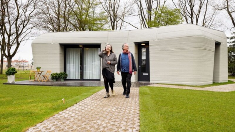 Elize Lutz und Harrie Dekkers vor ihrem Mietshaus aus dem 3D-Drucker (Bild: nl.weber)