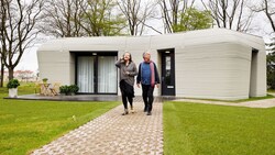 Elize Lutz und Harrie Dekkers vor ihrem Mietshaus aus dem 3D-Drucker (Bild: nl.weber)