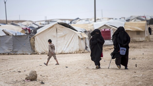 In einem Lager ähnlich diesem lebt die Halleinerin mit ihren Söhnen. (Bild: AP)