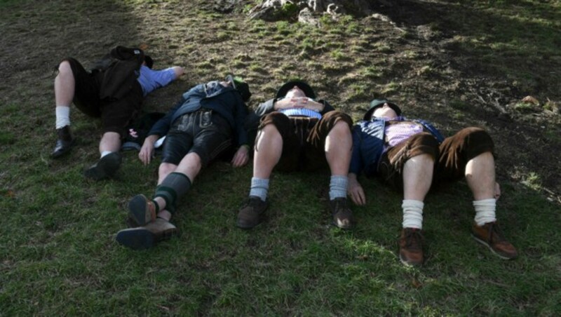 Auch heuer wird es wie schon im Vorjahr kein Nickerchen vor dem Festzelt geben. Das Oktoberfest ist auch 2021 abgesagt. (Bild: AFP)