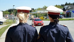 Tuningfans im Blick der Polizei. (Bild: Hermann Sobe, krone.at)