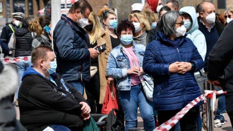 In Köln warten zahlreiche Menschen auf ihre Impfung mit dem Corona-Impfstoff von Moderna. (Bild: AP)