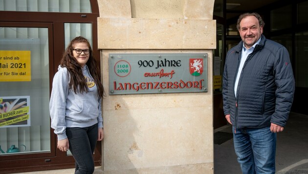 Heldin des Alltags: Katharina Zant zögerte keine Sekunde und leistete Erste Hilfe, Bürgermeister Arbesser dankte. (Bild: Imre Antal)