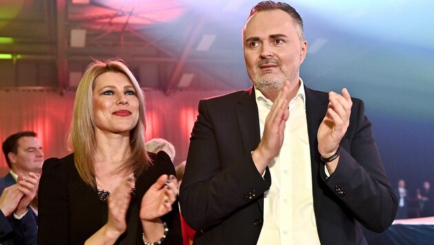 Landeshauptmann Hans Peter Doskozil (SPÖ) und seine Lebensgefährtin Julia Jurtschak wollen sich nächstes Jahr das Jawort geben. (Bild: APA/HERBERT NEUBAUER)