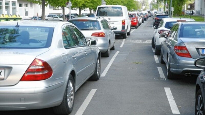 Auftakt mit Stau: Blechkolonnen vor der Baumarkt-Einfahrt (Bild: Reinhard Holl)