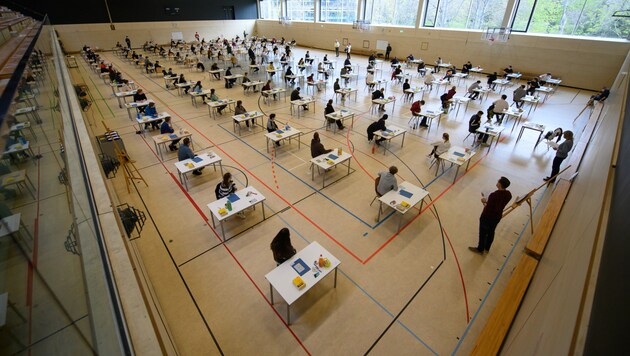 Mit weitem Abstand sitzen Schüler eines deutschen Gymnasiums zur Abiturprüfung an ihren Tischen (Archivbild) (Bild: dpa-Zentralbild/Robert Michael)