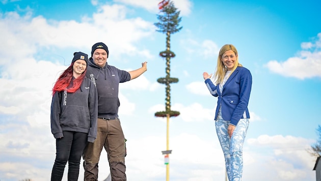 Die Maibaumdiebe aus Neufelden zeigten ein Herz für Kulturstadträtin Doris Lang-Mayerhofer (Bild: Alexander Schwarzl)