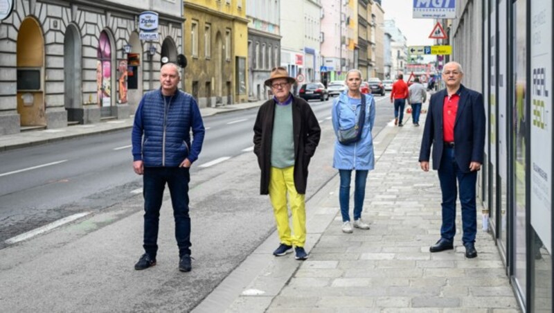 Fordern wirksamen Schutz vor Raser: Die Anrainer Heinz Tremetsberger, Heli Schreder, Daniele und Friedrich Leblhuber (Bild: Alexander Schwarzl)