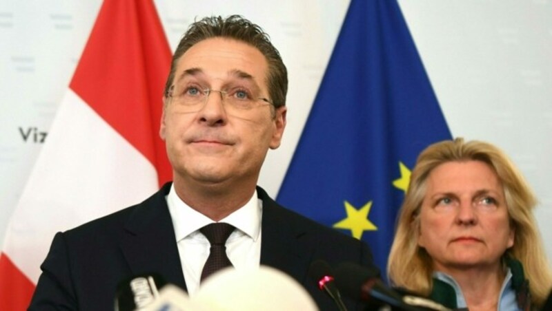 Strache bei seinem Rücktritt als FPÖ-Chef im Mai 2019, flankiert von Karin Kneissl. (Bild: APA/HELMUT FOHRINGER)