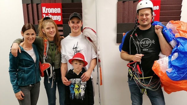 „Krone“-Podcaster Patrick Jochum mit der Paragleit-Familie Maggie, Gina, Niko und Hanno. (Bild: zVg)