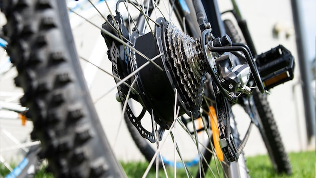 The fatal accident happened on an e-bike (symbolic image). (Bild: stock.adobe.com, Krone KREATIV)