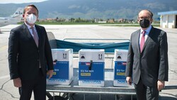Außenminister Alexander Schallenberg (r.) übergibt Olivér Várhelyi (l.) die ersten von der EU zugesagten Impfstoffhilfen an das Balkanland. (Bild: AUSSENMINISTERIUM/MICHAEL GRUBER)