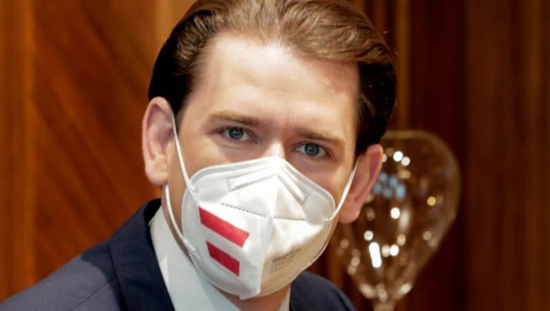 Der Bundeskanzler mit einer FFP2-Maske im Österreich-Design (Bild: AP)