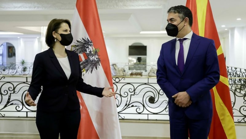 Europaministerin Karoline Edtstadler und der nordmazedonische Vize-Premier Nikola Dimitrov in Skopje (Bild: APA/BUNDESKANZLERAMT/ANDY WENZEL)