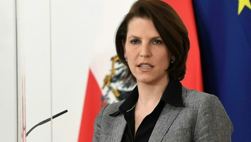 Verfassungsministerin Karoline Edtstadler (ÖVP) sieht Antisemitismus auch durch die Corona-Pandemie befeuert. (Bild: APA/HELMUT FOHRINGER)