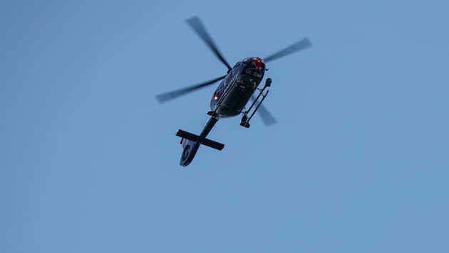 Mit dem Hubschrauber und Diensthunden suchten Polizeieinheiten stundenlang nach dem abgängigen Kind aus Stadl-Paura. (Bild: Matthias Lauber)