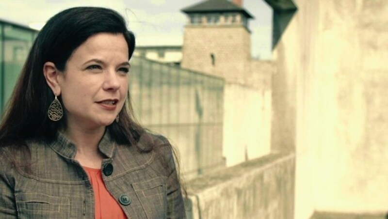 Barbara Glück, Leiterin der Mauthausen-Gedenkstätte, vor der KZ-Außenmauer (Bild: Mauthausen Memorial)