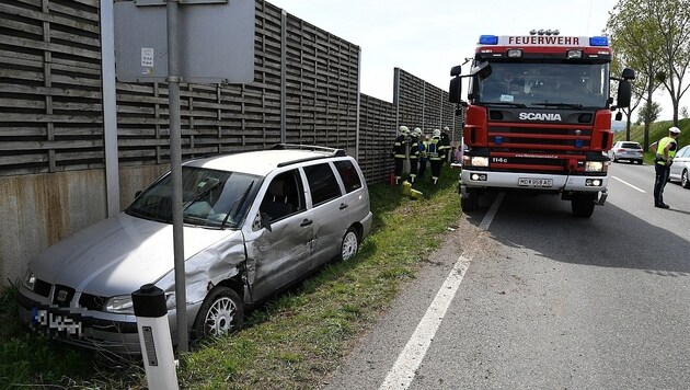 Einer der beiden Pkw landete im Straßengraben. (Bild: P. Huber)