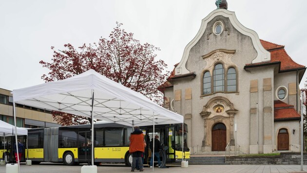 Am Höchster Kirchplatz ist das Testen im Bus möglich. (Bild: Stiplovsek Dietmar)