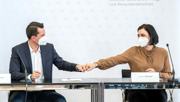 Gesundheitsminister Wolfgang Mückstein (Grüne) und Landwirtschaftsministerin Elisabeth Köstinger (ÖVP) bei der Präsentation des Grünen Passes, der bis 4. Juni nur in analoger Form zur Verfügung stehen wird. (Bild: APA/GEORG HOCHMUTH)