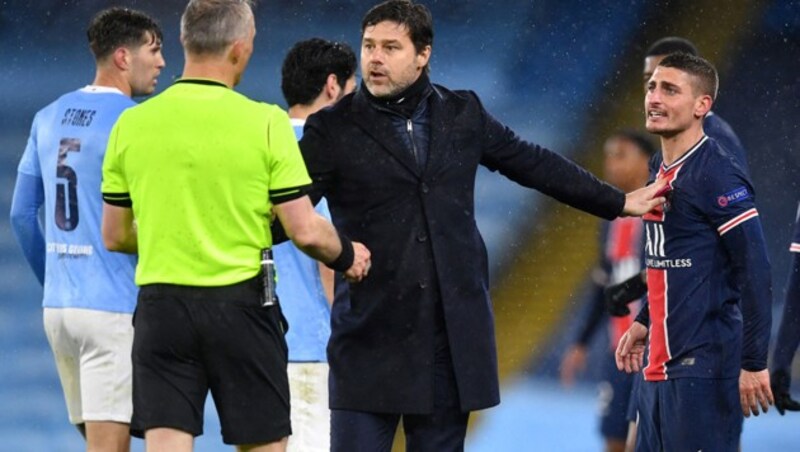 Mauricio Pochettino (Mitte) und Marco Verratti (re.) im Gespräch mit Björn Kuipers (li.) (Bild: APA/AFP/Paul ELLIS)