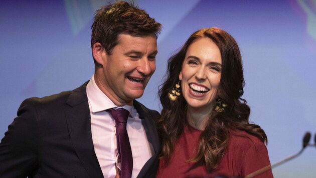 Neuseelands Ministerpräsidentin Jacinda Ardern und ihr Verlobter Clarke Gayford (Bild: APA/AP/Mark Baker)