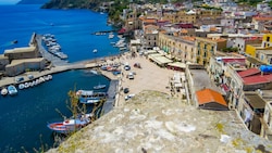 Lipari gehört mit den Nachbarinseln Stromboli, Salina, Vulcano, Panarea, Filicudi und Alicudi zur Inselgruppe der Äolischen Inseln im Tyrrhenischen Meer. (Bild: ©Diego Fiore - stock.adobe.com)