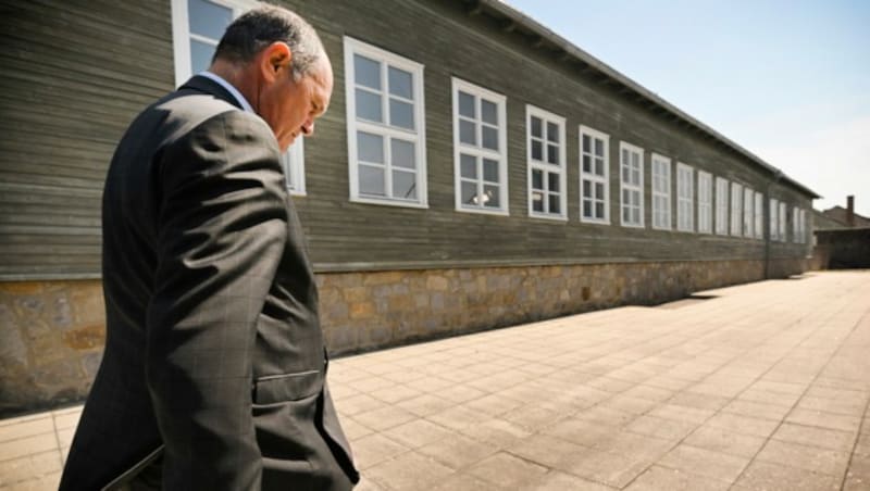 Nationalratspräsident Wolfgang Sobotka (ÖVP) bei Besichtigung des ehemaligen KZ Mauthausen (Bild: Parlamentsdirektion/Johannes Zinner)