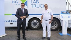 Tirols Landeshauptmann Günther Platter (ÖVP) und HG-Pharma-Chef Ralf Herwig (rechts) am 25. September 2020 anlässlich der Präsentation des HG LAB Truck (Bild: APA/Land Tirol/G. Berger)
