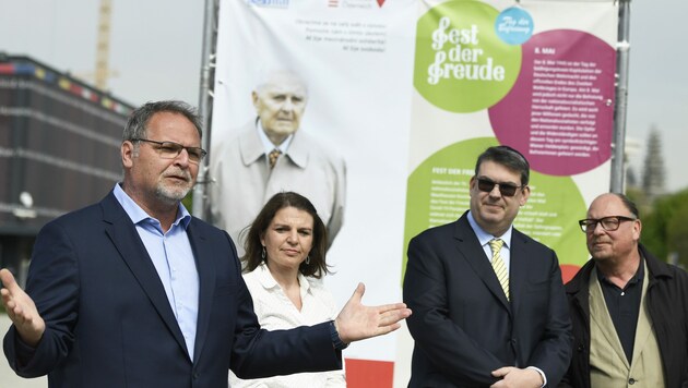 Der Präsident der Israelischen Kultusgemeinde, Oskar Deutsch, der Vorsitzende des Mauthausen-Komitees (MKÖ), Willi Mernyi (li.), MKÖ-Geschäftsführerin Christa Bauer Unterstützer Niki Kunrath (re.) (Bild: APA/ROBERT JAEGER)