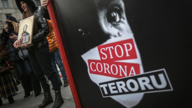 „Stopp dem Corona-Terror“, steht auf diesem Protestplakat geschrieben. Nach anfänglich sehr guten Impf-Raten lassen sich nun immer weniger Menschen im Land eine Impfung verabreichen, auch kommt es immer wieder zu Demonstrationen. (Bild: OLIVER BUNIC / AFP)